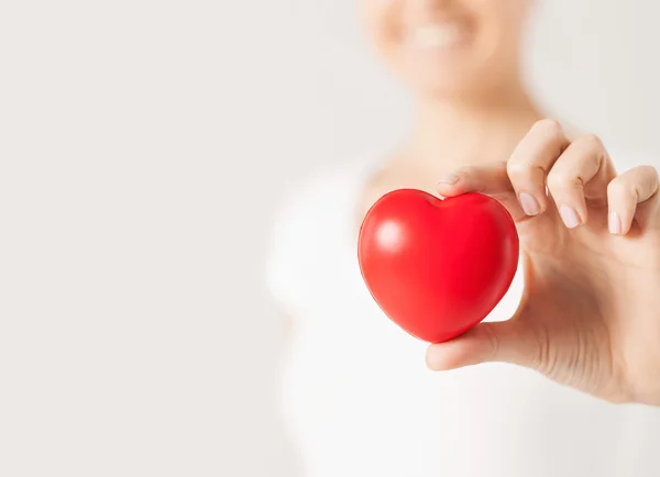 Mujer feliz con pequeño corazón rojo — Foto de Stock