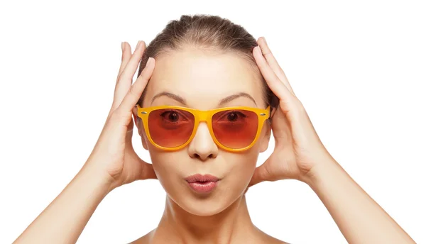 Удивленная девочка-подросток в солнцезащитных очках — стоковое фото