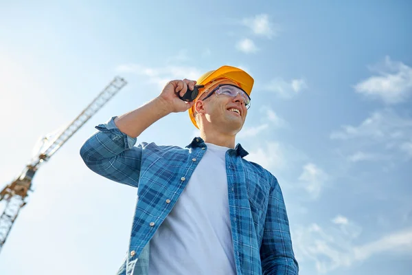Az építtető a hardhat, walkie-talkie közelről — Stock Fotó