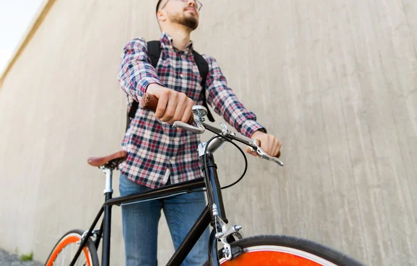 Hipster man met vast vistuig fiets en rugzak — Stockfoto