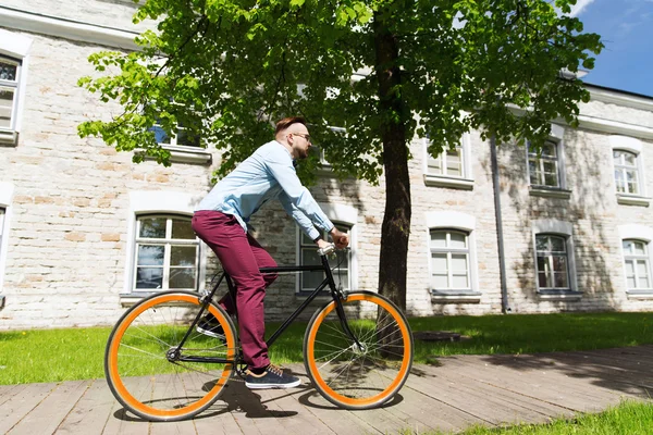 快乐的年轻时髦人骑固定齿轮自行车 — 图库照片