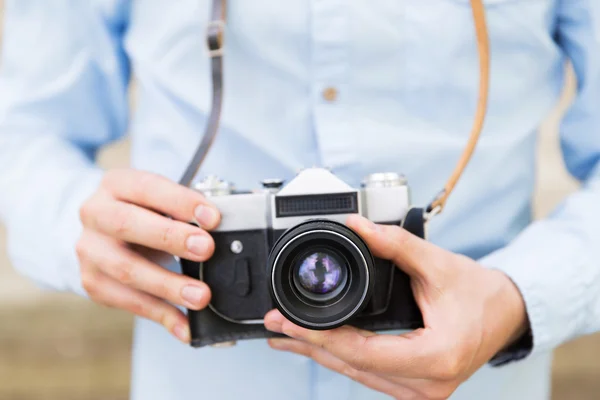 Close up of hipster man with film camera in city — Stock Photo, Image