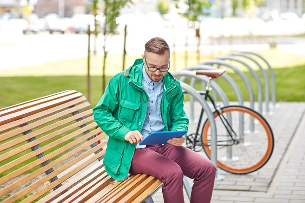 Szczęśliwy hipster młody człowiek z komputera typu tablet i rower — Zdjęcie stockowe