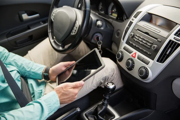 Primo piano di giovane uomo con tablet pc guida auto — Foto Stock