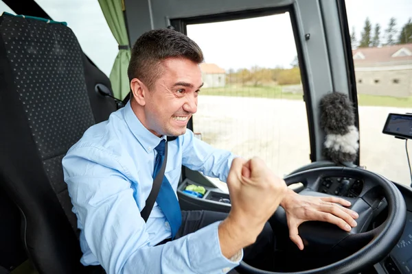 Conductor enojado mostrando puño y autobús de conducción — Foto de Stock