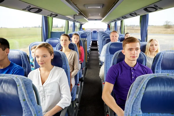 Grupo de pasajeros o turistas en autobús de viaje — Foto de Stock