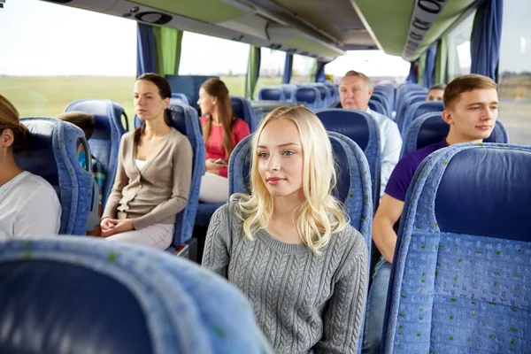 Grupy pasażerów lub turystów w podróży autobusem — Zdjęcie stockowe