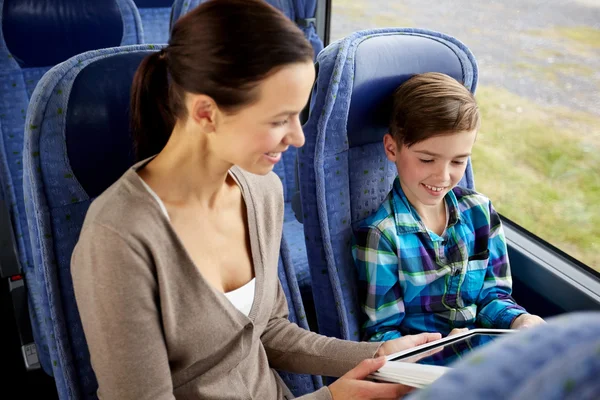 Szczęśliwa rodzina z komputera typu tablet, siedząc w podróży autobusem — Zdjęcie stockowe