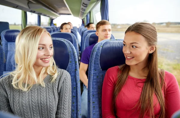 Mujeres jóvenes y felices hablando en autobús de viaje — Foto de Stock