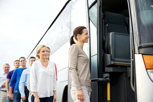 Grupo de pasajeros felices abordando el autobús de viaje — Foto de Stock