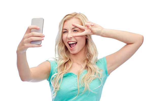 笑顔若い女性はスマートフォンで自己撮影 — ストック写真