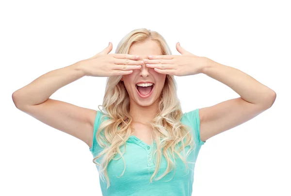 Sonriente joven mujer o adolescente chica cubriendo sus ojos —  Fotos de Stock