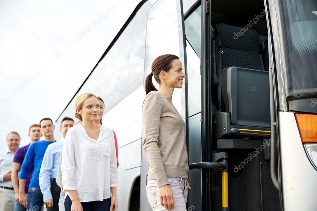 Веселый пассажир. Перевозка работников к месту работы и обратно. Перевозка работников к месту работы и обратно. Автобус для сотрудников. Перевозка работников к месту работы и обратно.