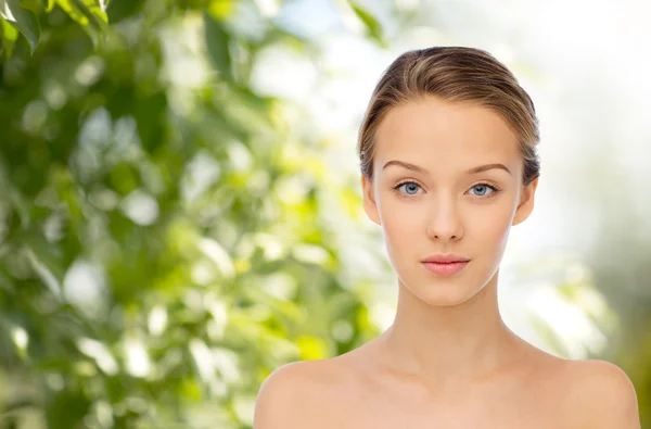 Young woman face and shoulders — Stock Photo, Image