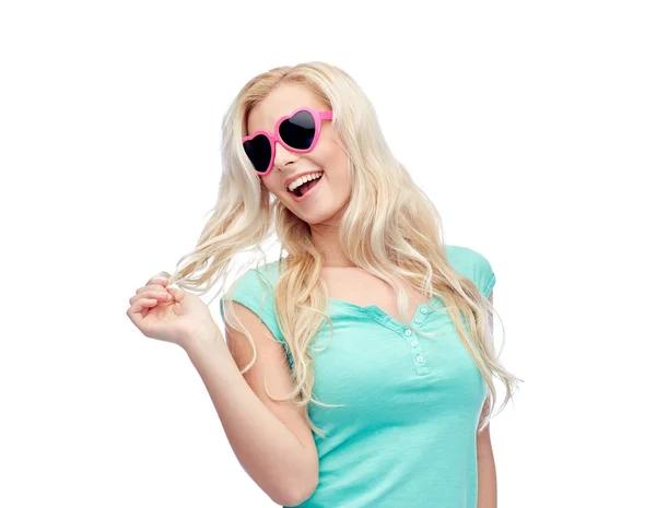 Glückliche junge blonde Frau oder Teenager mit Sonnenbrille — Stockfoto