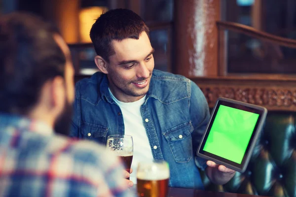 Male friends with tablet pc drinking beer at bar — Stock Photo, Image