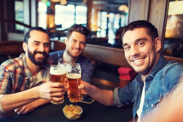 Przyjaciele biorąc selfie i picia piwa w barze — Zdjęcie stockowe