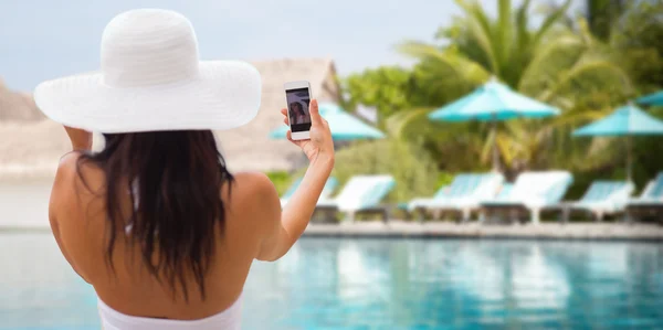 Lächelnde junge Frau macht Selfie mit Smartphone — Stockfoto