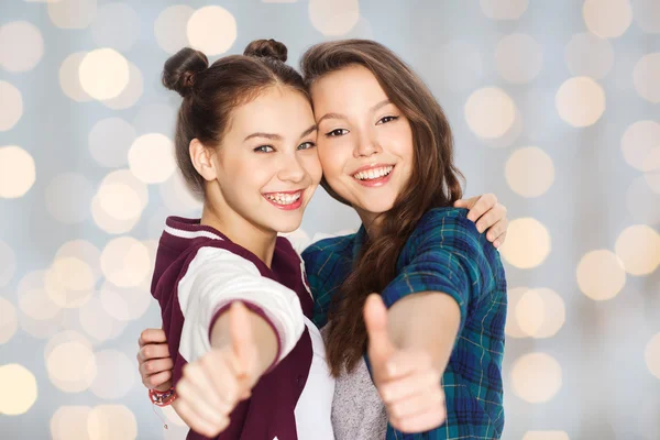 Счастливые улыбающиеся девочки-подростки, показывающие большие пальцы вверх — стоковое фото