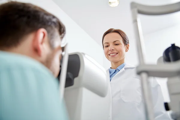 Gözlükçü tonometer ve hasta göz Kliniği — Stok fotoğraf