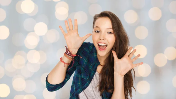 Feliz riendo bonita adolescente mostrando manos — Foto de Stock