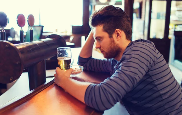 Boldogtalan magányos ember iszik sört bárban vagy kocsmában — Stock Fotó