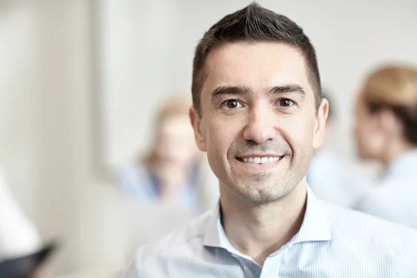 Sorridente cara de homem de negócios no escritório — Fotografia de Stock