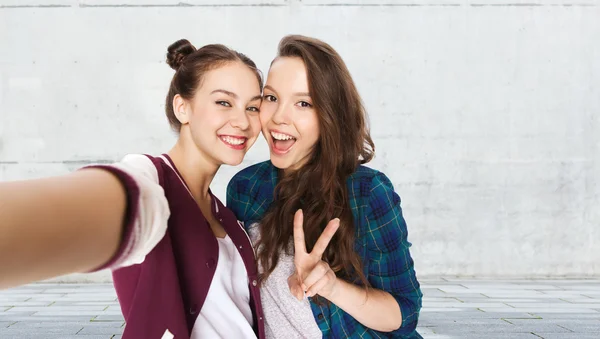 Happy friends taking selfie and showing peace — Stock Photo, Image