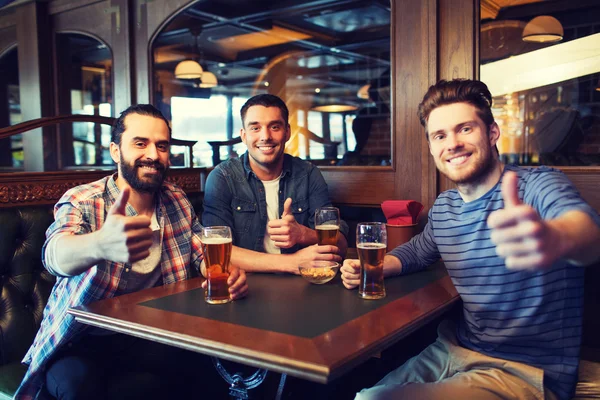 Glückliche männliche Freunde, die Bier in der Bar oder Kneipe trinken — Stockfoto