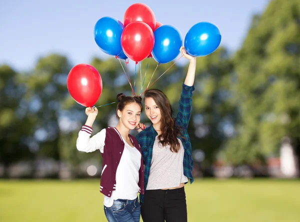 Happy tonårsflickor med heliumballonger — Stockfoto