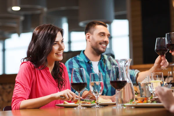 Přátel, cinkání sklenic vína v restauraci — Stock fotografie