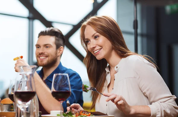 Lyckliga paret äter middag på restaurang — Stockfoto