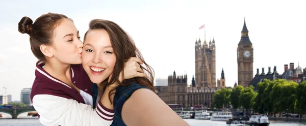 Ευτυχισμένος έφηβες λαμβάνοντας αυτοπορτρέτα στο Λονδίνο — Φωτογραφία Αρχείου