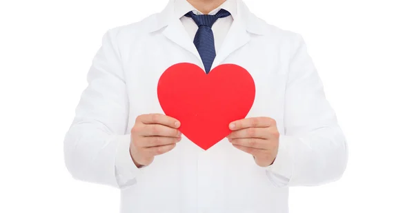 Manliga läkare med rött hjärta — Stockfoto