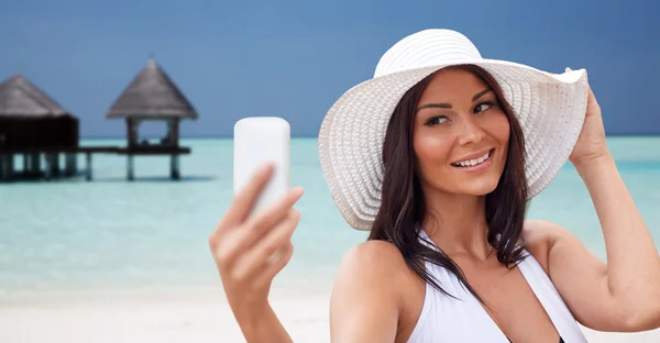 Mujer joven tomando selfie con smartphone — Foto de Stock