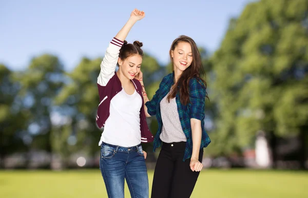 Ευτυχής χαμογελαστοί αρκετά εφηβικά κορίτσια που χορεύουν — Φωτογραφία Αρχείου