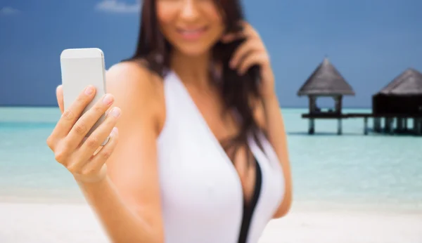 Mujer joven tomando selfie con smartphone — Foto de Stock