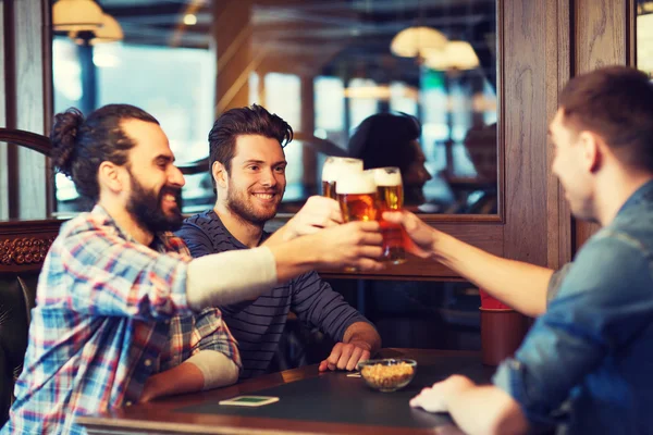 幸せの男性の友人でビールを飲みながらバーやパブ — ストック写真