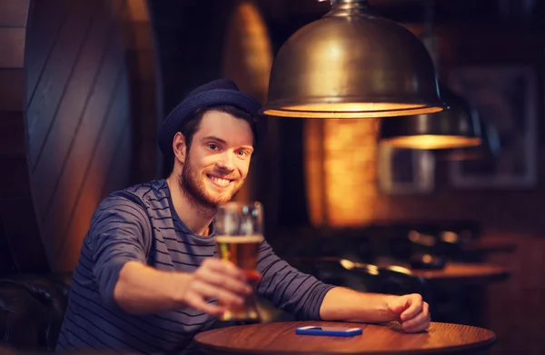 Hombre feliz bebiendo cerveza en el bar o pub — Foto de Stock