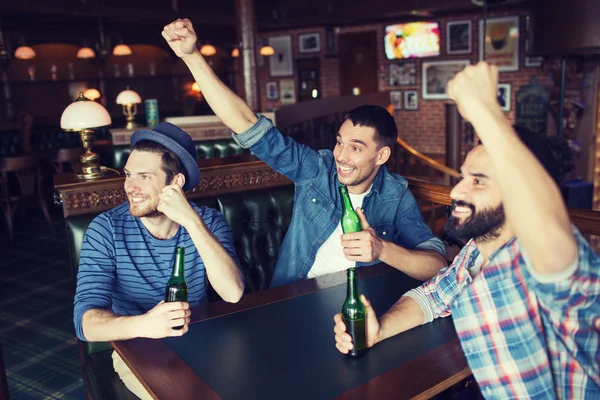 Amigos homens felizes bebendo cerveja no bar ou pub — Fotografia de Stock