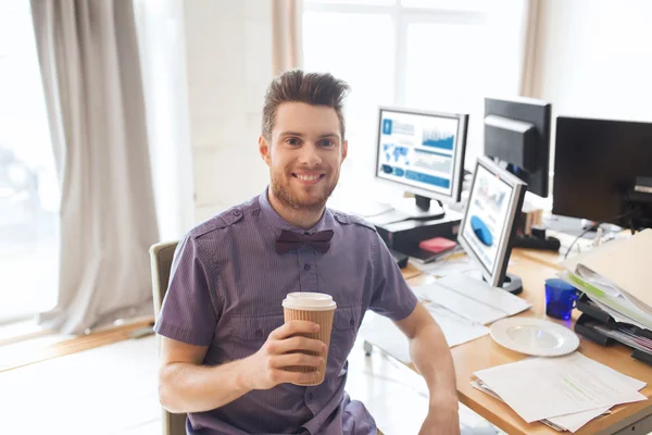 Gelukkig creatieve mannelijke kantoor werknemer drinken koffie — Stockfoto