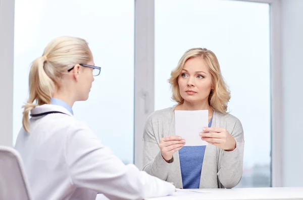 Medico che dà prescrizione alla donna in ospedale — Foto Stock