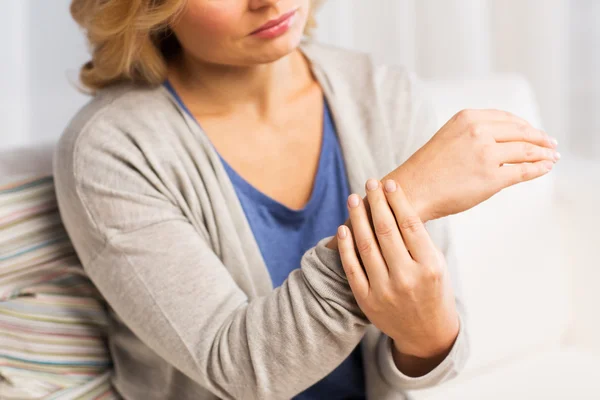 Close up de mulher com dor na mão em casa — Fotografia de Stock