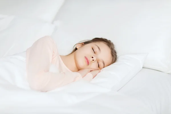 Tyttö nukkuu sängyssä kotona — kuvapankkivalokuva