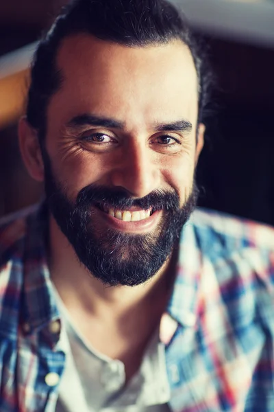 Щасливий молодий чоловік з бородою і вусами Стокове Фото