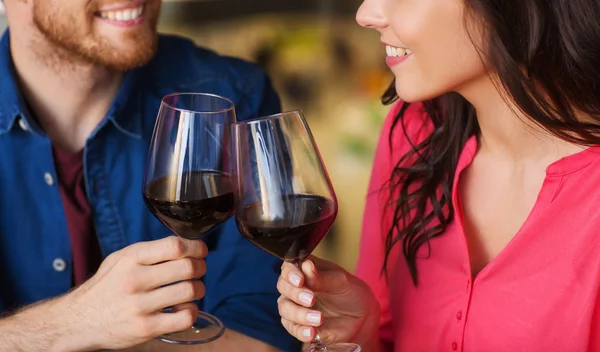 Счастливая пара ужинает и пьет вино в ресторане Стоковая Картинка