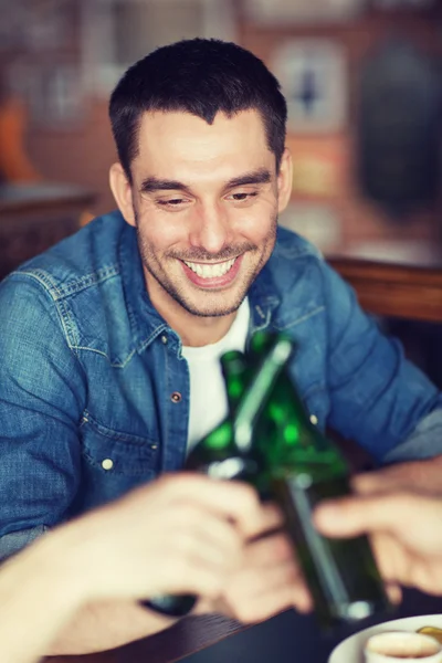 Happy male friends drinking beer at bar or pub — Stock Photo, Image