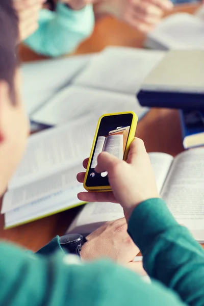Student handen met smartphone maken cheatsheet — Stockfoto