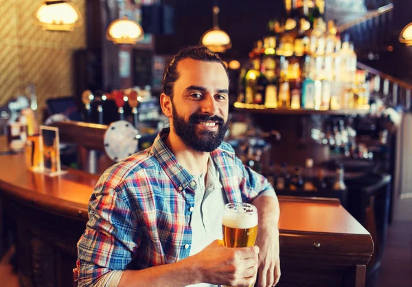 Homem feliz bebendo cerveja no bar ou pub — Fotografia de Stock