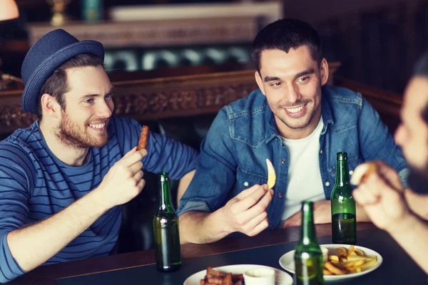 Šťastné kamarády pít pivo na bar či hospodu — Stock fotografie